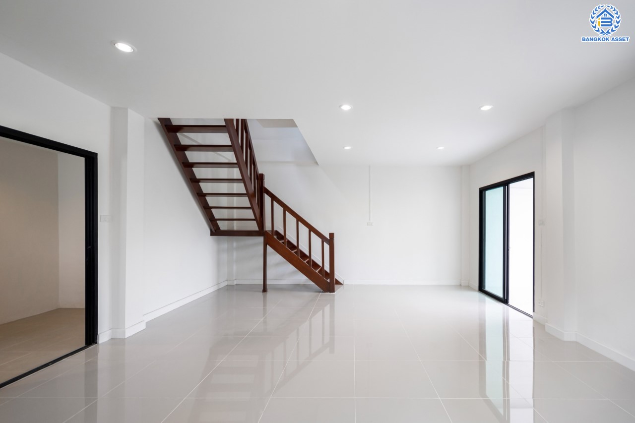 บ้านมือสองตกแต่งใหม่ 3 ชั้น โซนเศรษฐกิจ ซอยนวนิช ปากเกร็ด เนื้อที่ 23 ตร.ว. ฟังก์ชัน 3 ห้องนอน 3 ห้องน้ำ จอดรถได้ 1 คัน บนทำเลเมือง ใกล้เซ็นทรัลแจ้งวัฒนะ จุดขึ้นทางด่วนแจ้งวัฒนะ และรถไฟฟ้าสายสีชมพู "สถานีเลี่ยงเมืองปากเกร็ด"...